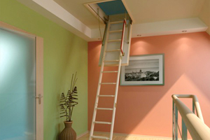 Чердачная лестница из дерева складного типа LWK (с поручнями)